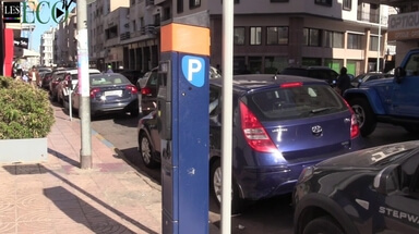 Entrega de coche de alquiler en la ciudad